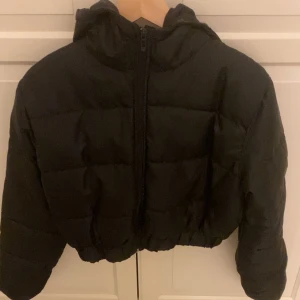 svart jacka - Puffer jacka från boohoo. Nypris ca 500kr. 