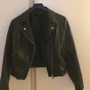 Skinnjacka - Jag säljer min skinnjacka som jag inte använder längre. Den är i en kortare modell och passar perfekt som höst/vårjacka   (Jag möts gärna upp och vill helst ta emot kontanter men jag kan i vissa fall ta emot Swish) 