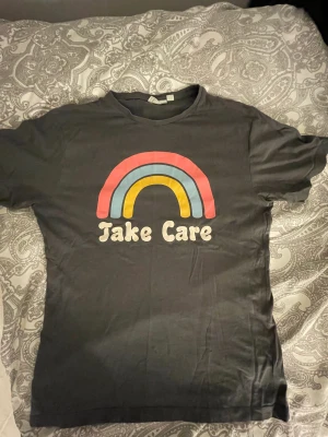 T-shirt med tryck - En grå t-shirt med fint tryck på.