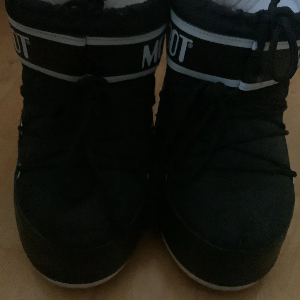 Ett par svarat moon boots som har tyvärr blivit för små och och kommer inte komma till användning detta året. Köpte skorna för 1500kr på stadium och jag säljer dom för 800kr . Skor.