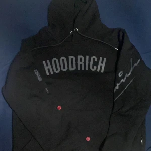 Hoodrich - Hoodrich tröja som passar perfekt till hösten och vintern. Den är mycket bekväm och är i nyskick. 