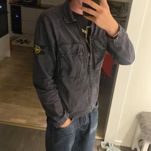 Stone island overshirt - 10/10 skick. Använd Max 10 gånger och tvättats 1 gång. Säljs då den börjar bli för liten. Pris går att diskuteras🤝
