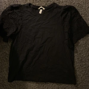 Topp - Svart topp med puffärmar från H&M! 