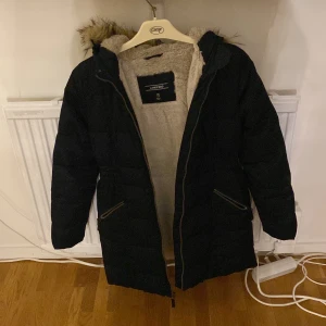 Vinterparka med mjukt innerfoder - Jätte fin vinter jacka med jötte mjukt innerfoder. Är i ett jätte bra skick
