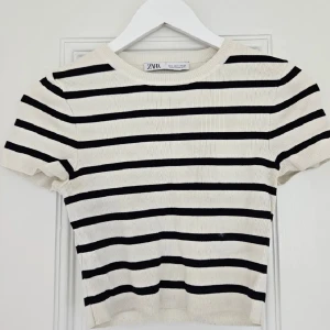 Zara topp - Topp från zara i mycket bra skick! Stl M men liten i storleken så sitter som en S