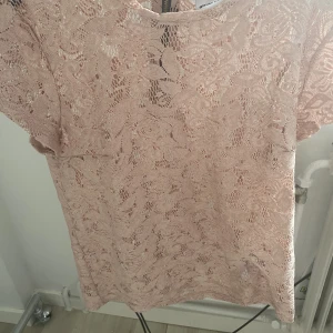 Rosa spets tröja  - Storlek Xs men passar även S 