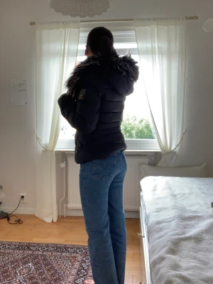 Chiara Forthi dunjacka - En midilång dunjacka med diamantquiltning från CHIARA FORTHI. Ser ut som ny. Originalpris 2000 kr. Fyllning: 80% dun, 20% fjäder. Avtagbar fakepäls. 