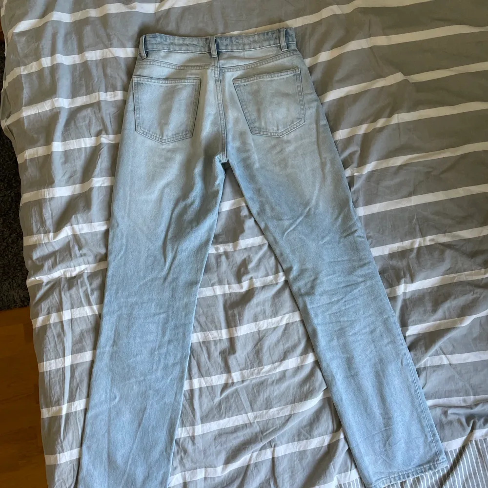 Skitsnygga mid rise jeans från zara i storlek 36 som tyvärr är för små för mig!🥲💕Skriv för fler bilder Köparen står för frakt🫶🏽☺️💗. Jeans & Byxor.