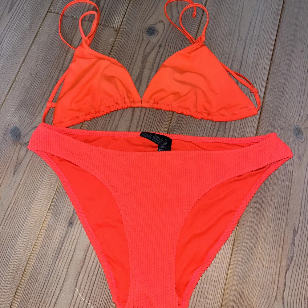Bikini från weekday i en snygg orange/röd färg. Endast provad. Storlek L. Nypris ca 350kr. Övrigt.