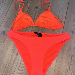 Bikini från weekday i en snygg orange/röd färg. Endast provad. Storlek L. Nypris ca 350kr