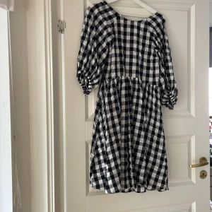 Ginatricot klänning  - Rutig klänning med öppen rygg. Använd ett fåtal gånger och i bra skick. 