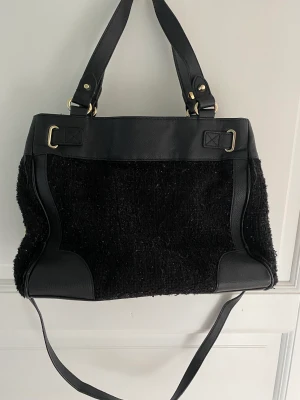 Juicy Couture Väska - Väska fr Juicy Couture i nyskicka Längd 33 cm Höjd 25 cm Djup 16 cm Svart boucletyg med cerise fonder, dustbag medföljer 