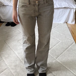 Lågmidjade jeans - Lågmidjade straight jeans från Gina! En anings slitna längst ner på benen men annars i väldigt bra skick☺️ Säljer eftersom att de är lite stora på mig men fortfarande fina med lite oversized vibe! 