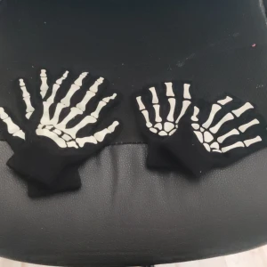 Skelett vantar - Säljer båda för 30kr Den ena lyser I mörker! 