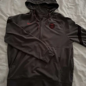 NIKE PSG HOODIE - Nike x Paris Saint German Hoodie i mycket bra skick. Storlek: XL Nypris: 800kr