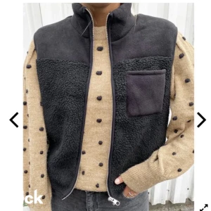 Väst  - Säljer denna superfina västen i storlek S från vero Moda , i nyskick. Nypris 400 men säljer för 100💓 fri frakt!