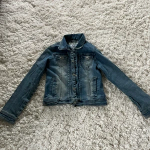 Jeansjacka - Jeansjacka köpt från Sellpy. Aldrig använd av mig och i fint skick, inga defekter. Priset går att diskuteras Du står för frakten och fråga om du undrar någonting.