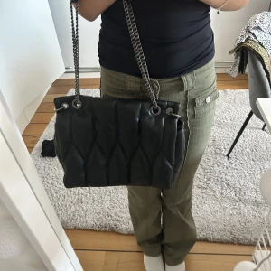 Zara väska - Fin zara väska! Rymlig och inte sönder någonstans ❤️ orginalpris runt 400 säljer för 180