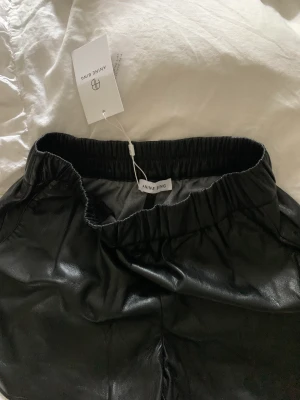 Skinnshorts🫶🏼 - Skinnshorts från anine bing! Oanvända med prislapp kvar! Köptes för 2 800 kr i nypris, säljer för 2 000 kr + frakt🫶🏼