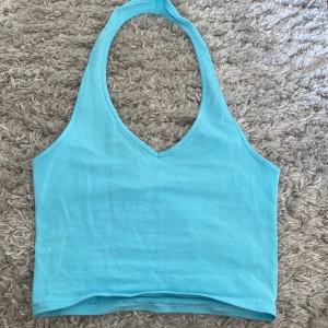 Halternecktopp - Såå söt halterneck top i en fin blå nyans, perfekt på sommaren! ❌tryck ej på köp nu❌