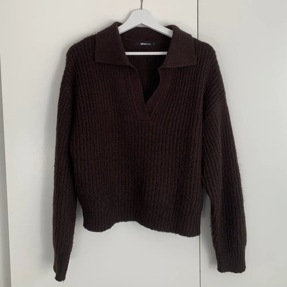 En brun stickad tröja i storlek M från Ginatricot. Aldrig använd och i nyskick ordinarie pris 360 kr jag säljer för 200 + frakt. Tröjor & Koftor.