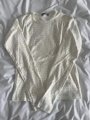 Säljer denna supergulliga tröja från Brandy Melville 💕 Den är i superfint skick (utan fläckar eller hål)✨ Säljer den då jag inte längre får användning för den. Den är One Size men passar alla mellan Xs och M 💓