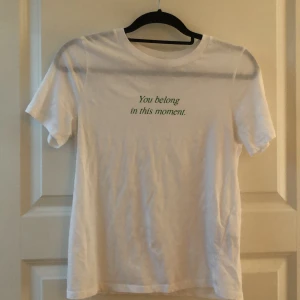 Vit T-shirt - Köpte den här t-shirten förra året men inte kommit i användning då den är för liten