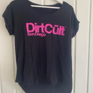 Dirtcült tröja - Svart T-shirt med rosa dirtcült tryck i str M, använts ett fåtal ggr. 