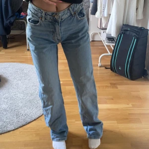 Bikbok jeans  - Säljer nu mina jeans ifrån bikbok då de ej kommer till användning längre och tycker dem är lite stora på mig:)  Storlek W25/L32 och Aanvända ca 2-3 gånger, nypris 699kr