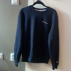 Championtröja - Sweatshirt från Champion. Marinblå, aldrig använd. Strl S i herravdelningen så något oversized