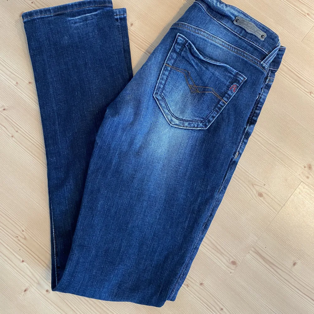 Säljer dessa skitsnygga lågmidjade replay Jensen. Med en mörkare blå tvätt och ljusare på låren och baksidan. Köpt second hand för ett litet tag sen, men ändå väldigt fint skick!💕. Jeans & Byxor.