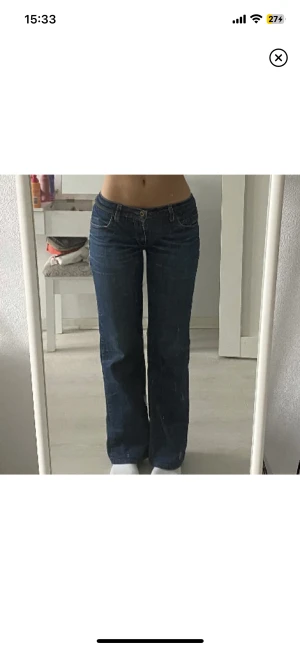 Assnygga mörkblåa Levis jeans - Jag säljer dessa skitsnygga Levis jeans då dem var för korta för mig. Modellen är 572 boot cut, den görs inte längre så passa på🔥🔥🔥 Ganska korta och små i storleken. Dem är L34 men efterliknar snarare L32. Köpta på Plick. ✨BILDER LÅNADE FRÅN FÖRRA ÄGAREN✨