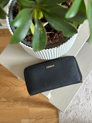 DKNY plånbok - Äkta DKNY plånbok som behöver rensas. 