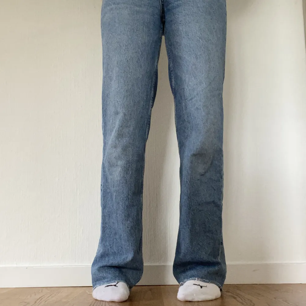 Raka högmidjade jeans från Pull&Bear🙌🏼 Storlek 36, långa på mig som är 173. Hör av dig vid frågor, priset är diskuterbart! . Jeans & Byxor.