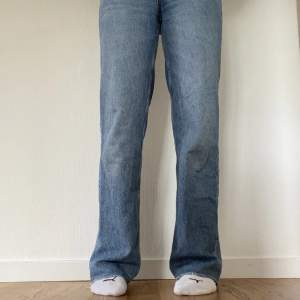 Raka högmidjade jeans från Pull&Bear🙌🏼 Storlek 36, långa på mig som är 173. Hör av dig vid frågor, priset är diskuterbart! 