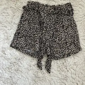 Leopard mönstrade shorts i storlek 134. Väl använda och väldigt sköna. Från Lindex.