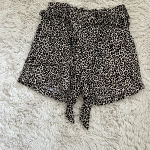 Shorts i ett skönt material - Leopard mönstrade shorts i storlek 134. Väl använda och väldigt sköna. Från Lindex.