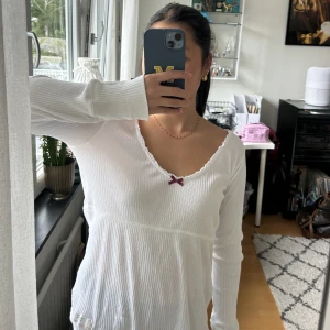 Odd Molly långärmad tröja  - Liten fläck på tröjan men syns knappt. Är storlek S men man kan va upp till L beroende på hur man vill att den ska sitta 