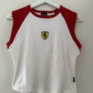 Så gulligt linne/t-shirt från Ferrari, säljer pga jag ej hittar tillfälle att bära den! Den har ingen storlek i sig men den passar allt från xs-m beroende på hur man vill att den ska sitta 🥰