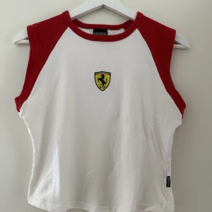 Ferraritopp - Så gulligt linne/t-shirt från Ferrari, säljer pga jag ej hittar tillfälle att bära den! Den har ingen storlek i sig men den passar allt från xs-m beroende på hur man vill att den ska sitta 🥰