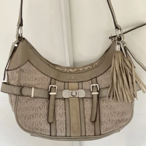 Guess väska - Snygg vintage handväska från guess. Skriv för fler bilder💕