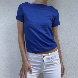 Blå stickad t shirt - Supersöt stickad t-shirt från mark spencer i mörkblå ish Bilden är från förra ägaren! Nyskick inga skador eller nått andvänds en gång av förra ägaren och ingen gång av mig. Säljer då jag har för många liknande tröjjor!🤍