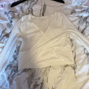 Denna tröja är använd ett par gånger men passar nu inte längre så jag vill försöka sälja vidare den. Den är från SHEIN men är inte lika genomskinlig som de flesta vita kläder är. 