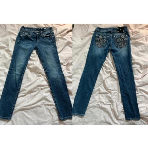 Snygga lowwaist miss me jeans i nyskick  - Miss me jeans som är som nya. Midjemåttet är 39cm (höft till höft) innerbensmåttet är 78cm. Materialet är stretchigt och bakfickorna har små diamander och paljetter på 💛💛