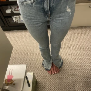 Jeans  - Säljer dessa jeans från zara med slits. De sitter superbra och är väldigt sköna, säljer då de är för små för mig. Köparen står för frakt. 