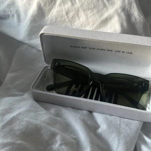 Chimi - Säljer mina chimis som jag köpte för ungefär 2 år sen. Typ aldrig använda och säljer för att det inte riktigt är min stil längre! Boxen ingår! Köparen står för frakten. Nypris 600🥰