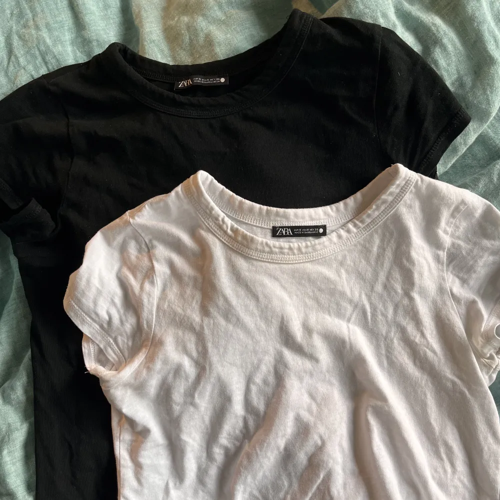 två stycken likadana t-shirts från Zara i svart och vit. båda i storlek M. köp en för 60kr eller båda för 100kr . T-shirts.