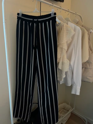 Randig byxa från Monki - Jättefina randiga byxor från Monki i strl XS🤍