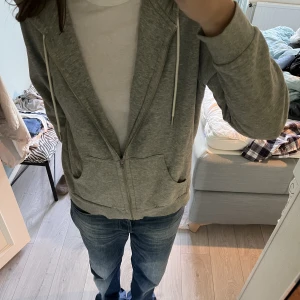  zip up hoodie  - grå zip up hoodie från HM. storlek M 