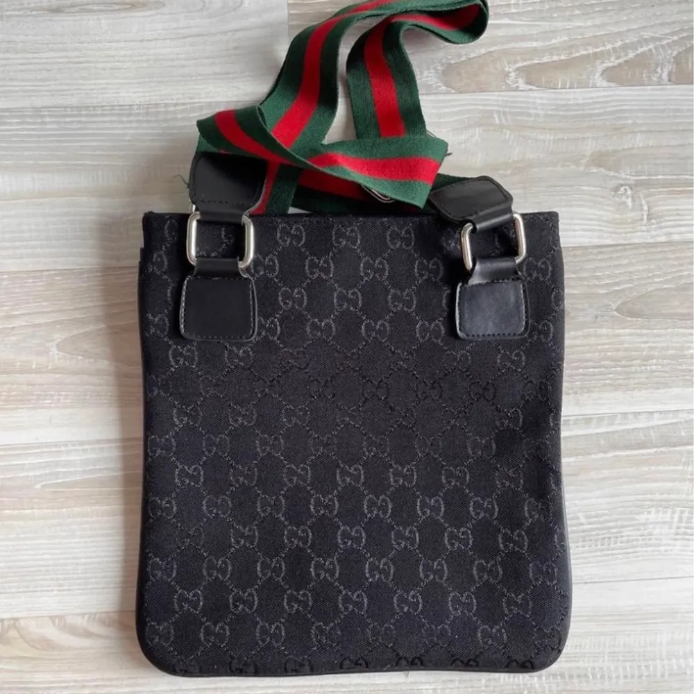 Hej,  Det går bra att skicka :)  Säljer en helt ny Gucci Väska Axelremväska Bärväska Bag Pack. . Väskor.